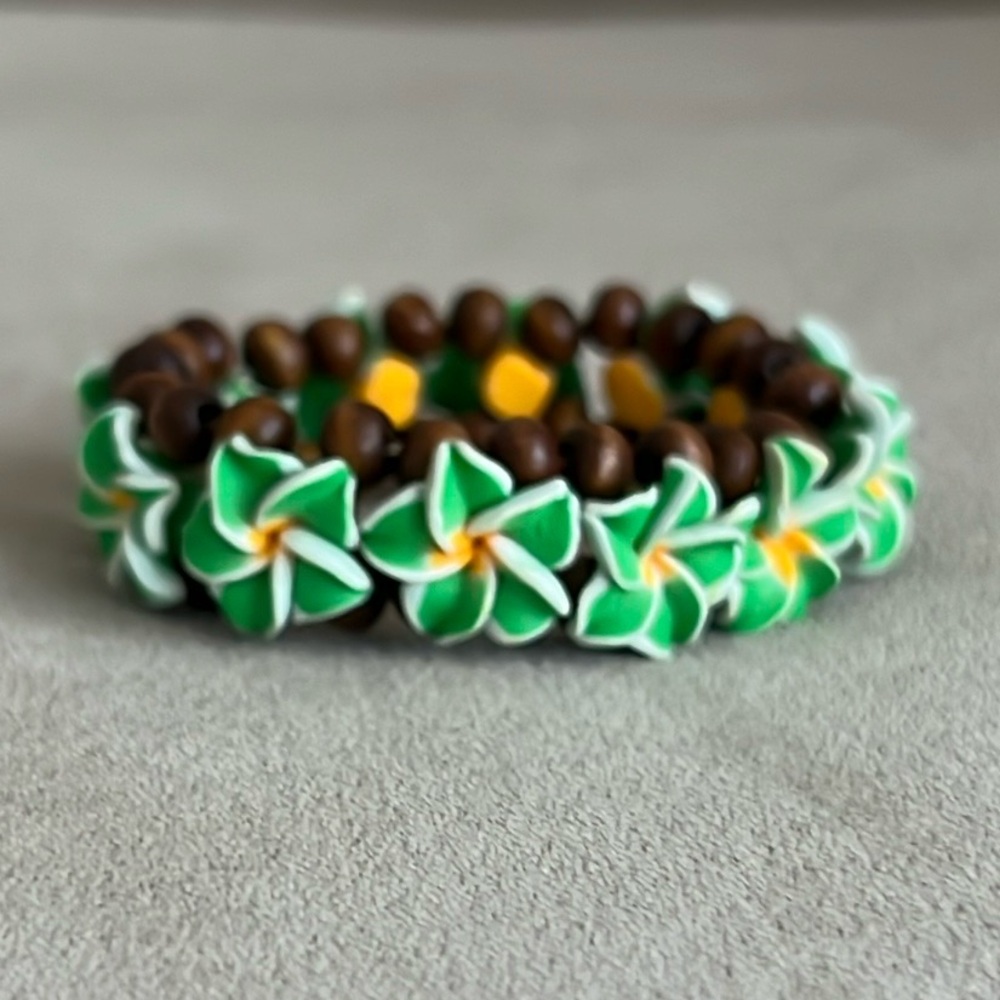 NWOT Elastic Hawaiian Plumeria Bracelet